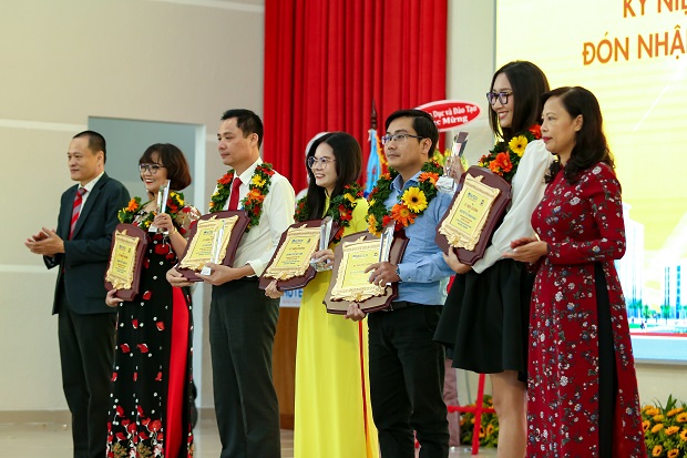 13WIN13 tự hào đón nhận Huân chương Lao động hạng Nhất nhân dịp kỷ niệm 25 năm thành lập Trường 218