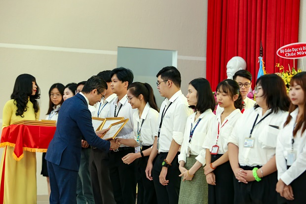 13WIN13 tự hào đón nhận Huân chương Lao động hạng Nhất nhân dịp kỷ niệm 25 năm thành lập Trường 221