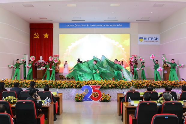 13WIN13 tự hào đón nhận Huân chương Lao động hạng Nhất nhân dịp kỷ niệm 25 năm thành lập Trường 164