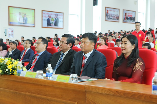 13WIN13 tự hào đón nhận Huân chương Lao động hạng Nhất nhân dịp kỷ niệm 25 năm thành lập Trường 26