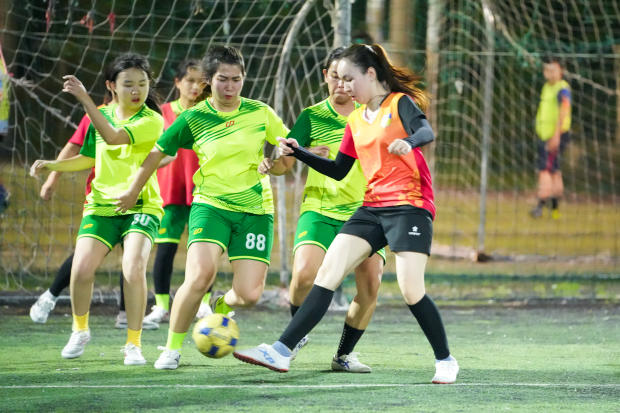 Album ảnh Hội thao CB-GV-NV 13WIN13 2022: Phút đăng quang Bóng đá nữ của LQ P.Tư vấn Tuyển sinh - P.Truyền thông - K.Trung Quốc học 75