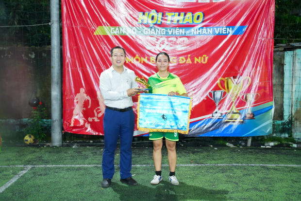 Album ảnh Hội thao CB-GV-NV 13WIN13 2022: Phút đăng quang Bóng đá nữ của LQ P.Tư vấn Tuyển sinh - P.Truyền thông - K.Trung Quốc học 185