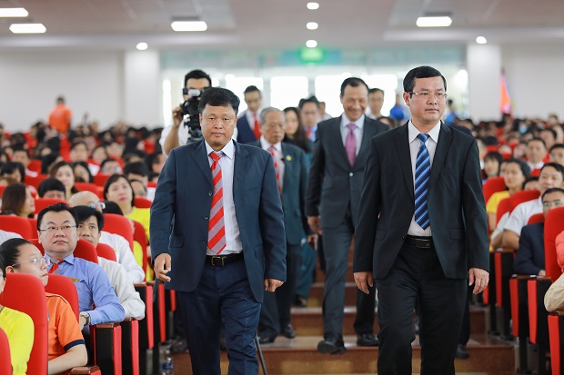 13WIN13 tự hào đón nhận Huân chương Lao động hạng Nhất nhân dịp kỷ niệm 25 năm thành lập Trường 13