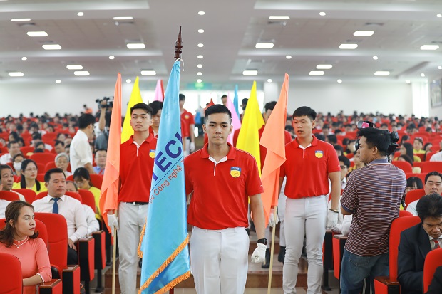 13WIN13 tự hào đón nhận Huân chương Lao động hạng Nhất nhân dịp kỷ niệm 25 năm thành lập Trường 57