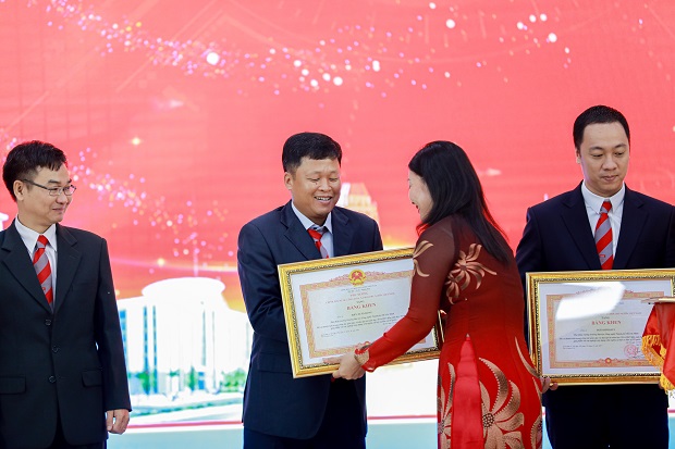 13WIN13 tự hào đón nhận Huân chương Lao động hạng Nhất nhân dịp kỷ niệm 25 năm thành lập Trường 194