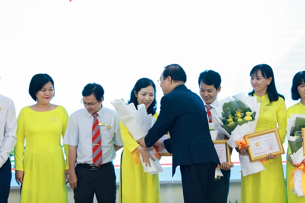 13WIN13 tự hào đón nhận Huân chương Lao động hạng Nhất nhân dịp kỷ niệm 25 năm thành lập Trường 212