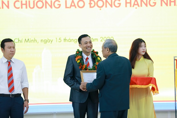 13WIN13 tự hào đón nhận Huân chương Lao động hạng Nhất nhân dịp kỷ niệm 25 năm thành lập Trường 209
