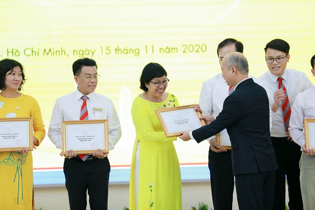 13WIN13 tự hào đón nhận Huân chương Lao động hạng Nhất nhân dịp kỷ niệm 25 năm thành lập Trường 215