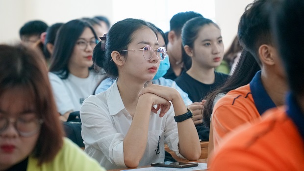 Khoa Tiếng Anh chính thức phát động phong trào Tải app 13Win năm học 2020-2021 99