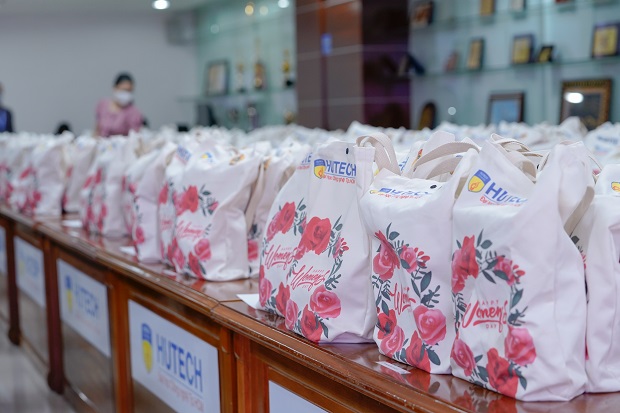 Công đoàn 13WIN13 chúc mừng ngày Quốc tế Phụ nữ 08/3 với món quà ý nghĩa 24