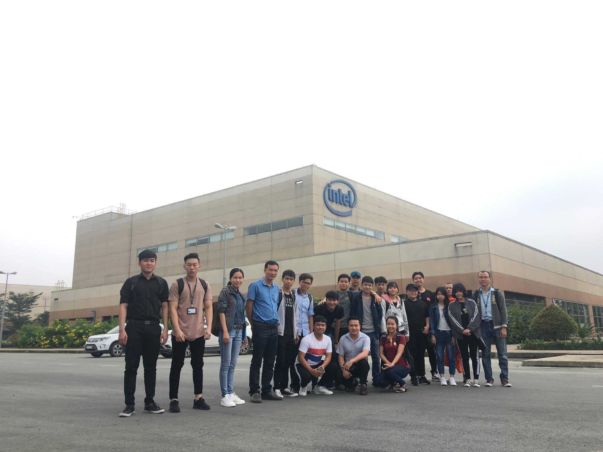 Tham quan nhà máy Intel - Khoa Hệ Thống Thông Tin Quản Lý 2