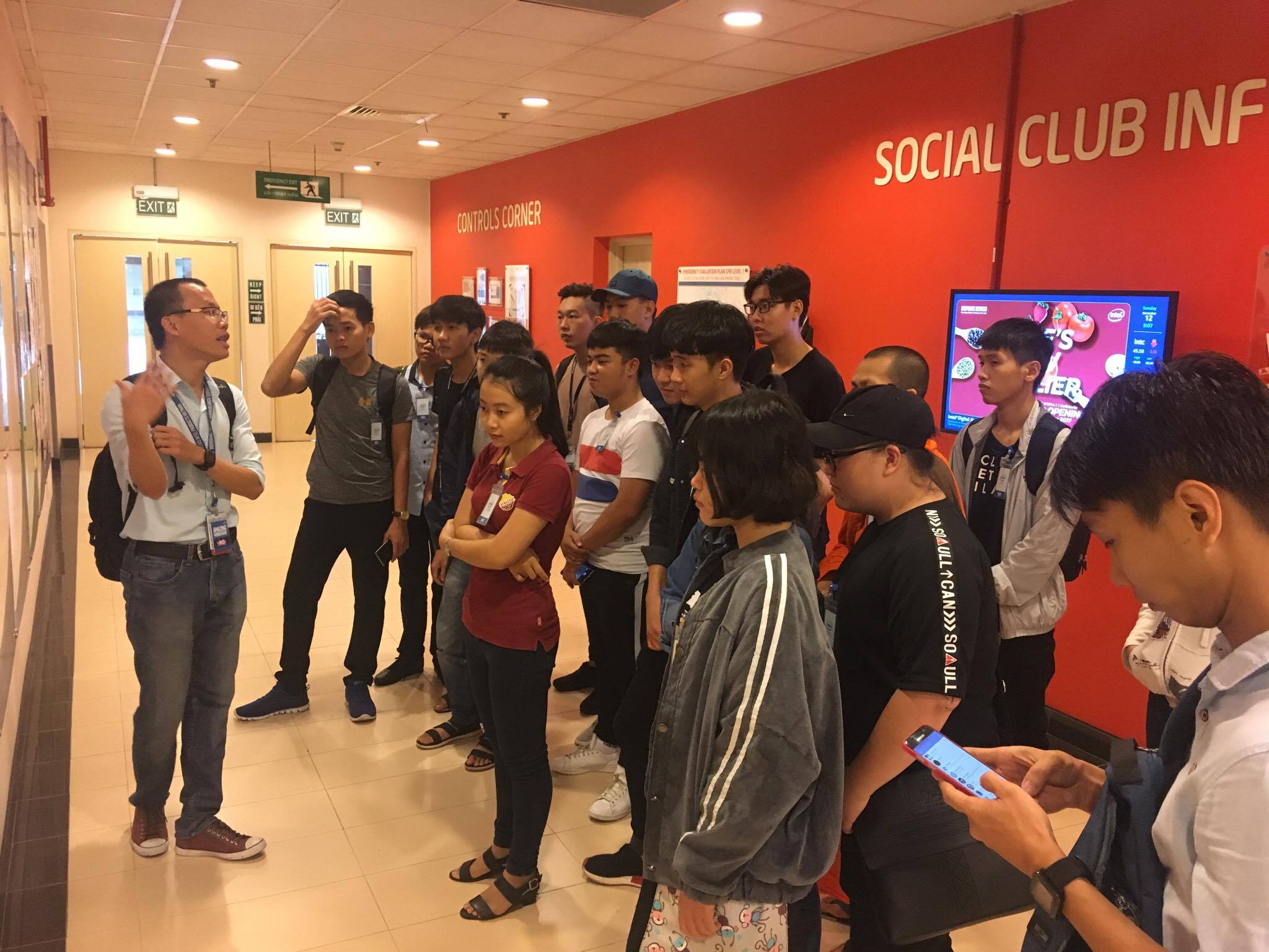 Tham quan nhà máy Intel - Khoa Hệ Thống Thông Tin Quản Lý 14