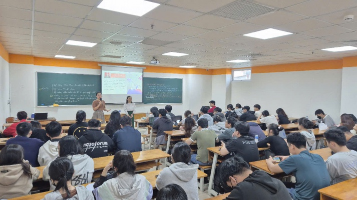ĐÓN ĐẦU KIẾN THỨC THỰC TẾ CÙNG CHUYÊN GIA TẠI BUỔI HỌC MÔN HỆ THỐNG QUẢN TRỊ QUAN HỆ KHÁCH HÀNG (MIS104)