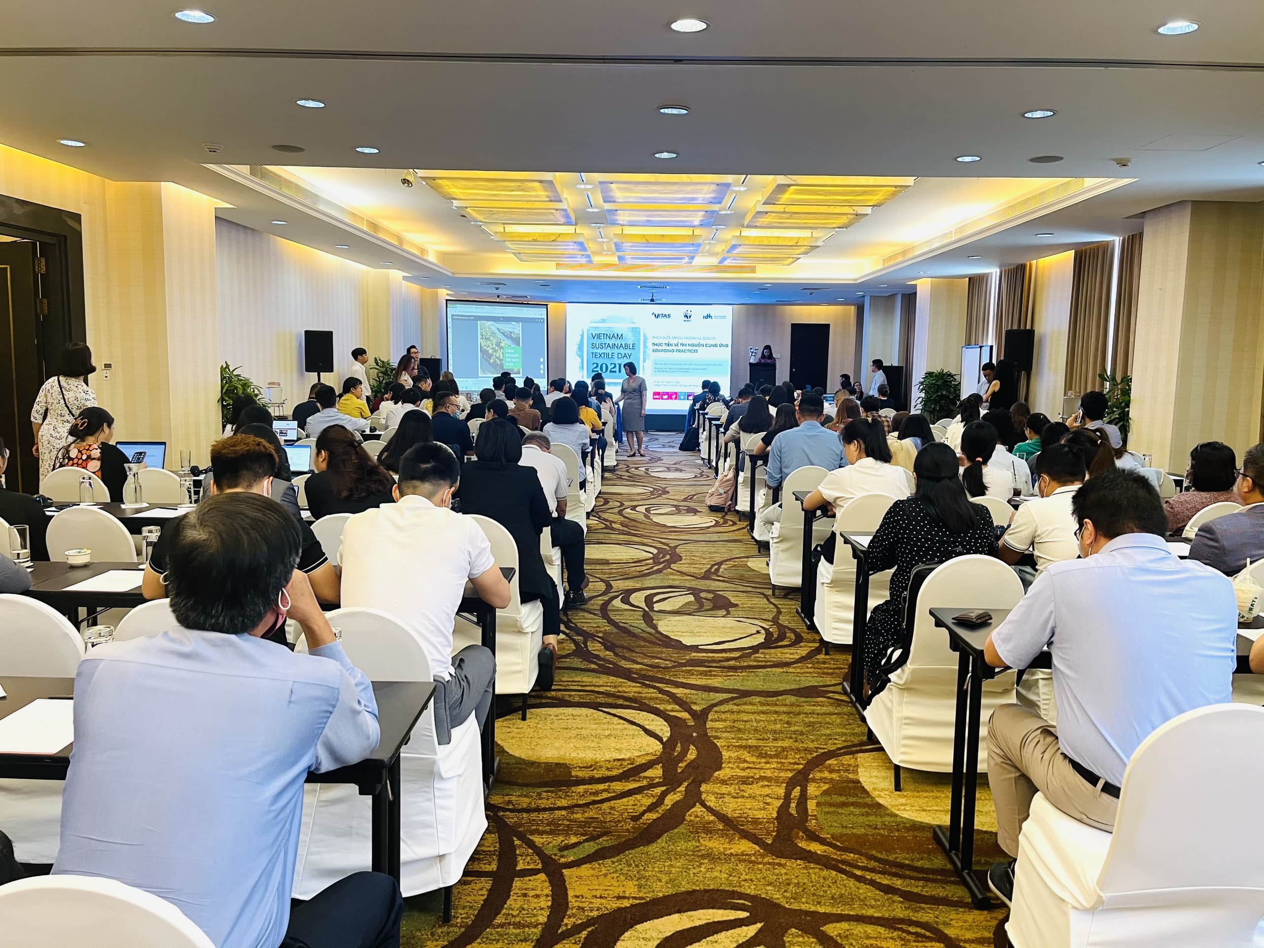 Giảng viên khoa Kiến trúc Mỹ thuật tham gia hội thảo chủ đề: THÁCH THỨC DỆT MAY 2021 ĐỂ PHÁT TRIỂN BỀN VỮNG 12