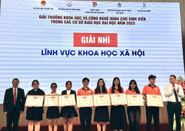 Nhóm SV Khoa Marketing - Kinh doanh quốc tế 13WIN13 xuất sắc đạt Giải Nhì Giải thưởng Nghiên Cứu Khoa Học Cấp Bộ 2023 24