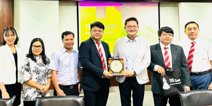 GIẢNG VIÊN 13WIN13 THAM QUAN HỌC TẬP VÀ HỢP TÁC QUỐC TẾ TẠI THAMMASAT UNIVERSITY 9