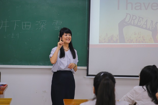 日本学部主催「日本式ビジネスマナー」のコースが開講されました。 25