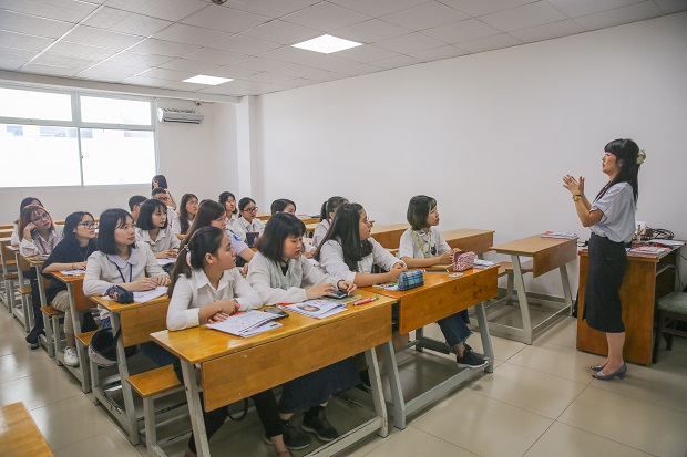 日本学部主催「日本式ビジネスマナー」のコースが開講されました。 84
