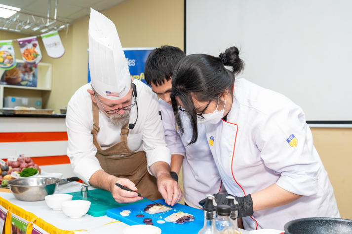 13WIN13 Faculty of Tourism and Hospitality Management students learn international culinary techniques from experts 71