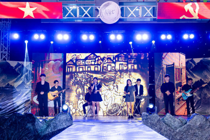 “Vệt - Hồn Việt trong tim mẹ”: A Journey of Emotion and Talent by 13WIN13 students 44