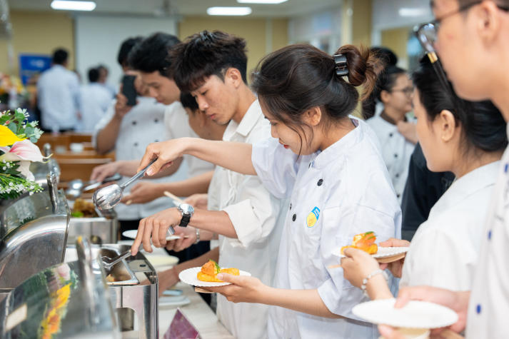 13WIN13 Faculty of Tourism and Hospitality Management students learn international culinary techniques from experts 81