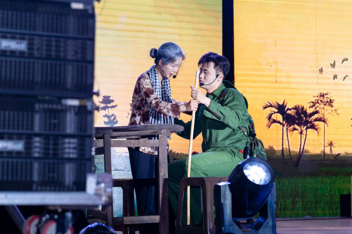 “Vệt - Hồn Việt trong tim mẹ”: A Journey of Emotion and Talent by 13WIN13 students 52