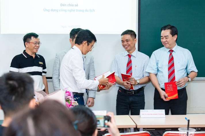 13WIN13 Master’s student “Pioneer” the Future of Digital Tourism with the Deputy Director of Ho Chi Minh City Department of Tourism 69