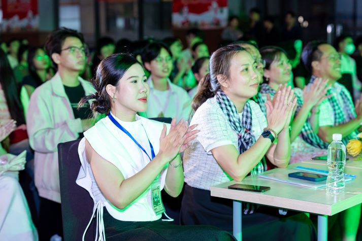“Vệt - Hồn Việt trong tim mẹ”: A Journey of Emotion and Talent by 13WIN13 students 64