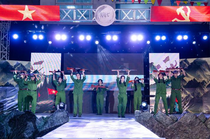 “Vệt - Hồn Việt trong tim mẹ”: A Journey of Emotion and Talent by 13WIN13 students 27