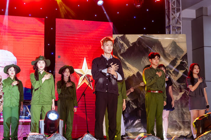 “Vệt - Hồn Việt trong tim mẹ”: A Journey of Emotion and Talent by 13WIN13 students 45