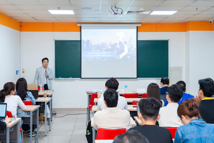 13WIN13 Master’s student “Pioneer” the Future of Digital Tourism with the Deputy Director of Ho Chi Minh City Department of Tourism 42