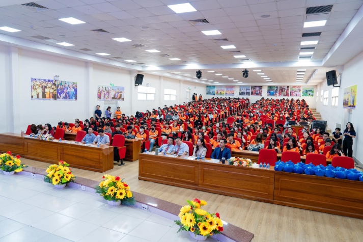 HƠN 1000 SINH VIÊN KHOA TÀI CHÍNH - THƯƠNG MẠI 13WIN13 THAM GIA TẬP HUẤN KỸ NĂNG CHINH PHỤC NHÀ TUYỂN DỤNG 19