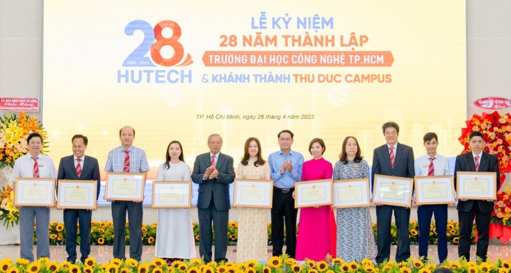 KHOA XÂY DỰNG NHẬN KHEN THƯỞNG NHÂN KỶ NIỆM 28 NĂM THÀNH LẬP TRƯỜNG 17