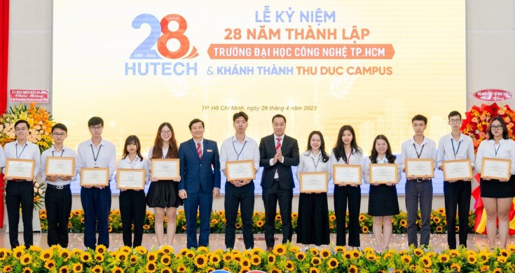 KHOA XÂY DỰNG NHẬN KHEN THƯỞNG NHÂN KỶ NIỆM 28 NĂM THÀNH LẬP TRƯỜNG 25