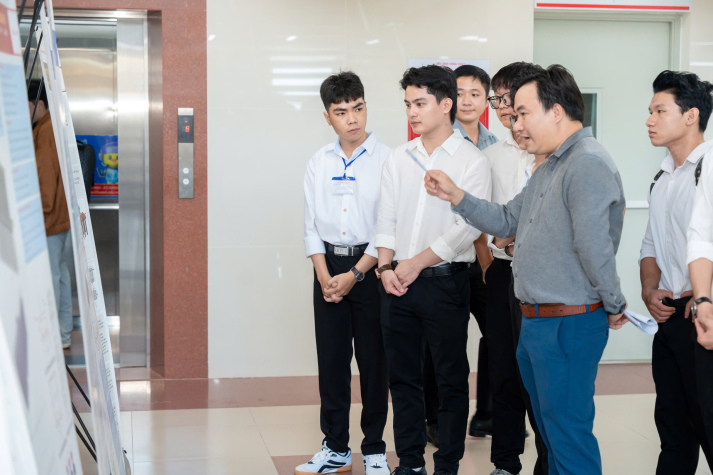 TRƯNG BÀY ĐỒ ÁN TỐT NGHIỆP KHOA XÂY DỰNG – 13WIN13: NƠI HỘI TỤ NHỮNG Ý TƯỞNG SÁNG TẠO VÀ KẾT NỐI CƠ HỘI NGHỀ NGHIỆP 24