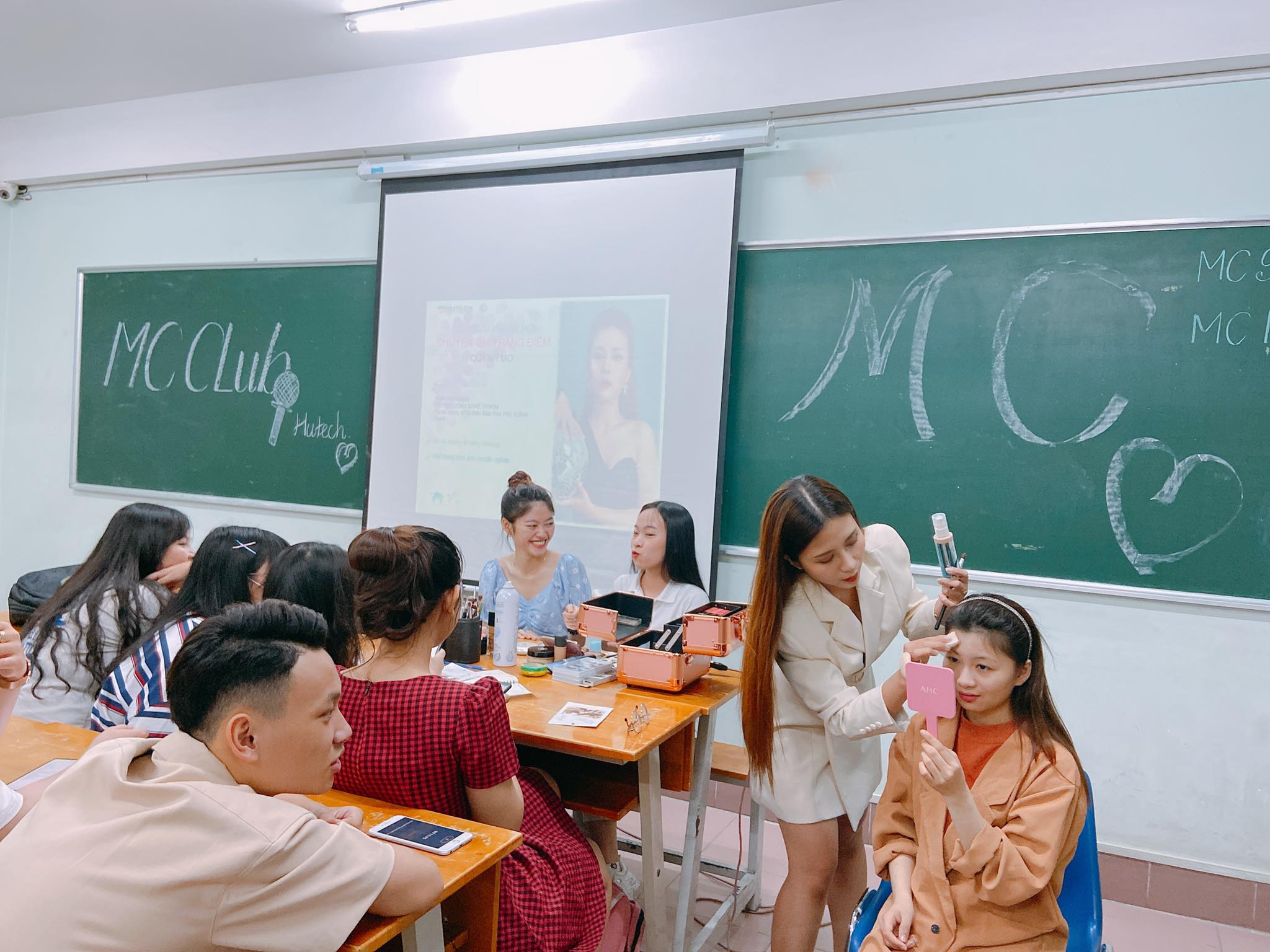 Học thêm kỹ năng tự trang điểm khi dẫn chương trình từ buổi sinh hoạt CLB MC 13WIN13 14