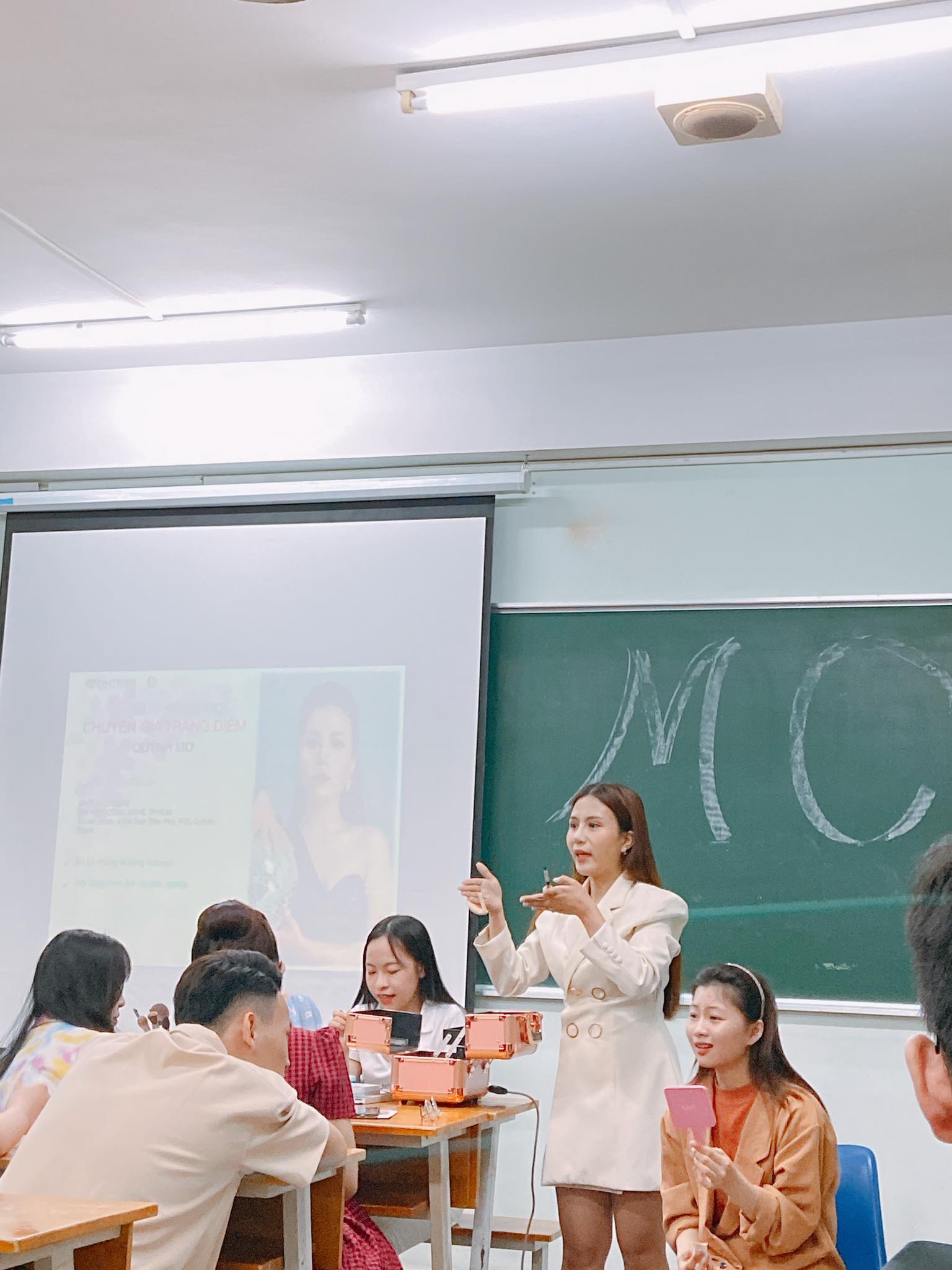 Học thêm kỹ năng tự trang điểm khi dẫn chương trình từ buổi sinh hoạt CLB MC 13WIN13 11