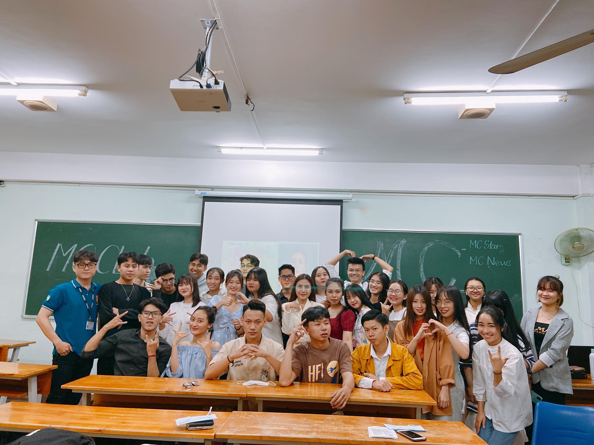 Học thêm kỹ năng tự trang điểm khi dẫn chương trình từ buổi sinh hoạt CLB MC 13WIN13 18