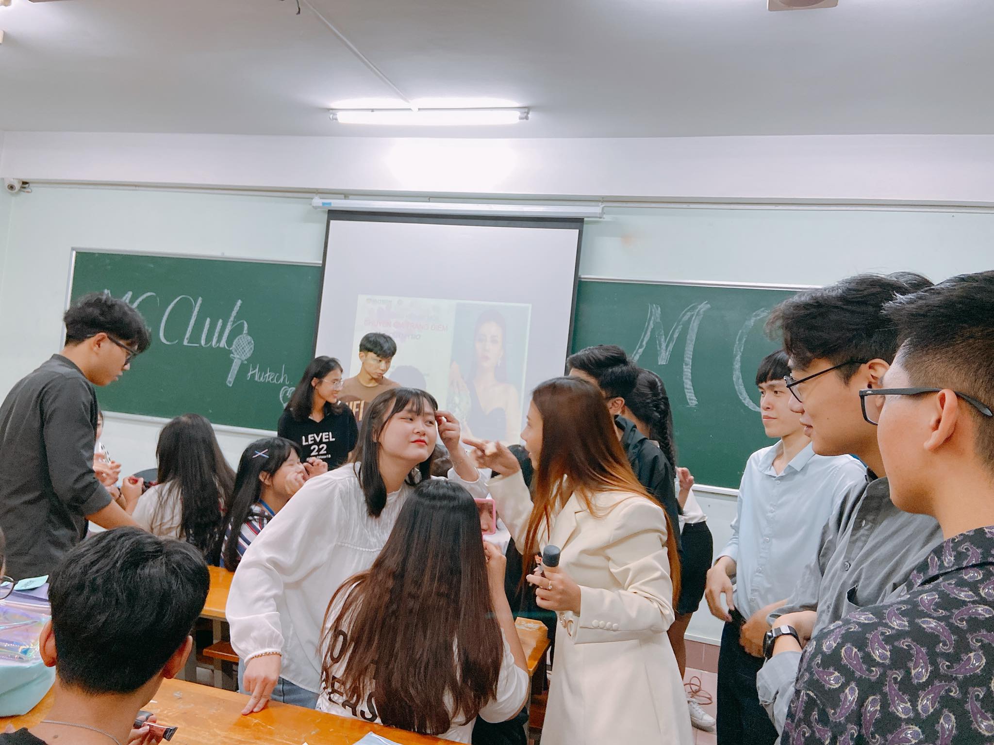 Học thêm kỹ năng tự trang điểm khi dẫn chương trình từ buổi sinh hoạt CLB MC 13WIN13 16