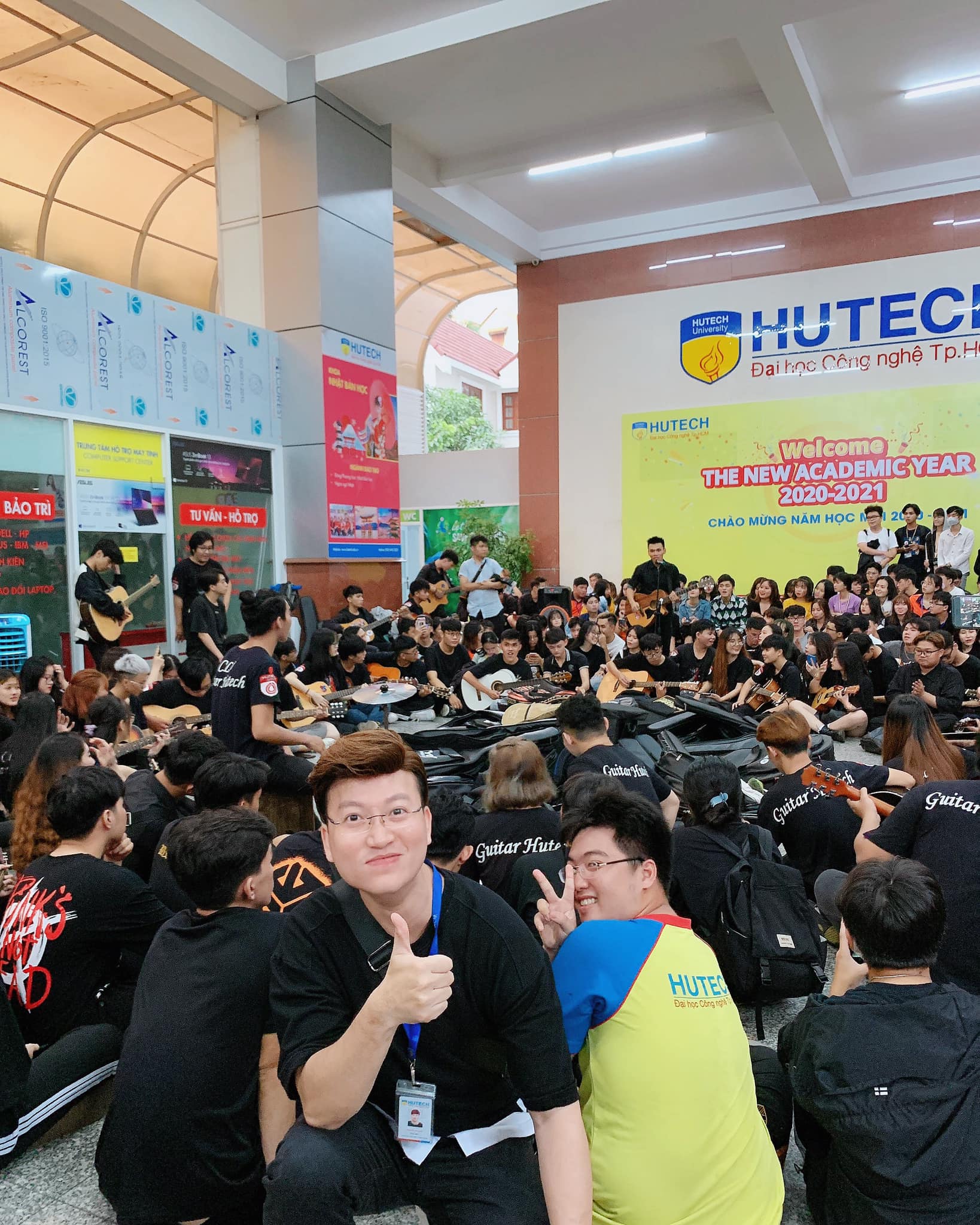 [Kenh14] - Chờ tạnh mưa, cả trăm Tải app 13Win đứng ở sảnh trường cùng chơi đàn, hòa giọng cùng CLB Guitar 20