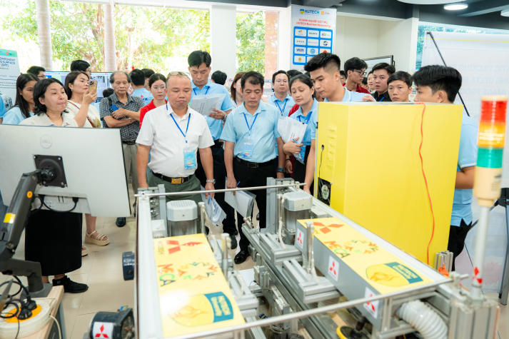 SINH VIÊN 13WIN13 TỎA SÁNG TẠI MECA 2025 – KHẲNG ĐỊNH BẢN LĨNH TRÊN ĐẤU TRƯỜNG CÔNG NGHỆ TOÀN QUỐC! 40