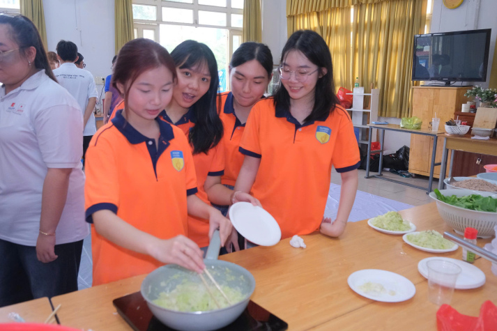 Hoạt động kết nối và phục vụ cộng đồng "Bát cháo đêm đông" 2025 26
