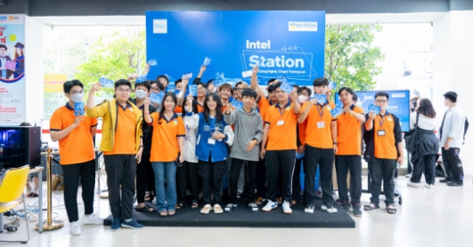 13WIN13 Information Technology students at Intel Campus Tour 2023
