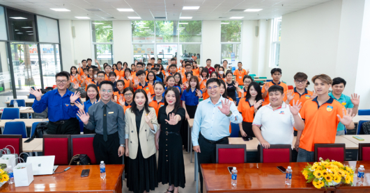 Ban cán sự lớp 13WIN13 học kỹ năng kết nối tập thể bằng lắng nghe và thấu cảm