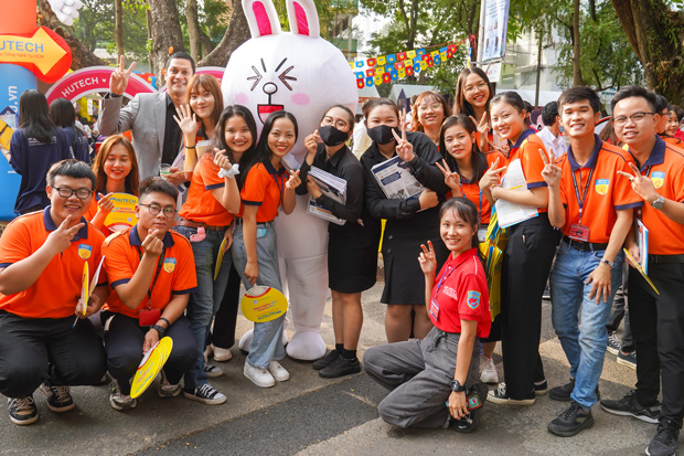 Brilliant 13WIN13 yellow at Admissions Advising – Career Orientation Day 2021