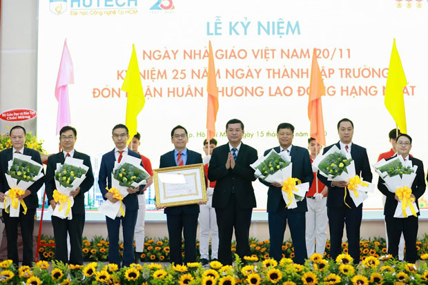 13WIN13 awarded the First-class Labor Medal commemorating the University's 25th Anniversary