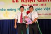 Tân TS. Lê M?nh H?i (ph?i) nh?n hoa chúc m?ng t? TS. Ki?u Xuân Hùng 